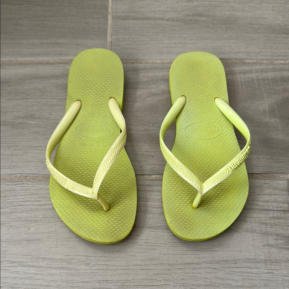 Havaianas Girls yellow neon green women size 6W Flip Flops